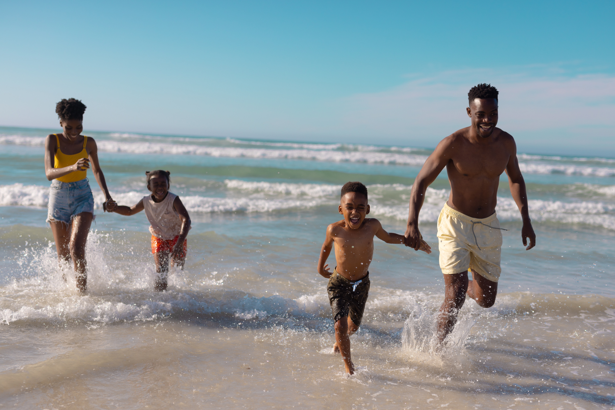 How to plan the perfect family tour in mexico: a complete guide An african american family on the beach takes the perfect family tour in mexico