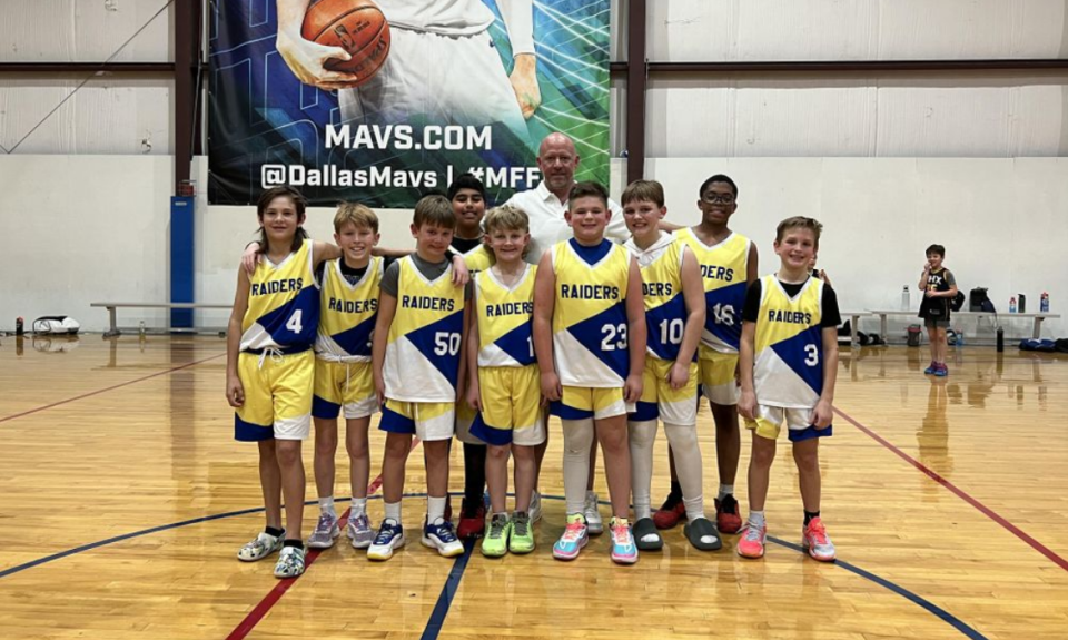 3 reasons team sports help kids grow into strong leaders Youth basketball team group photo indoor gym court